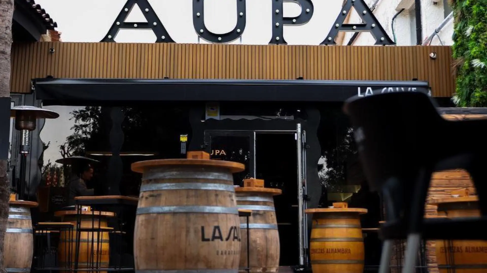 
         La hamburguesa de un restaurante de Barcelona que cuesta 10.000 euros y tiene lista de espera 
    