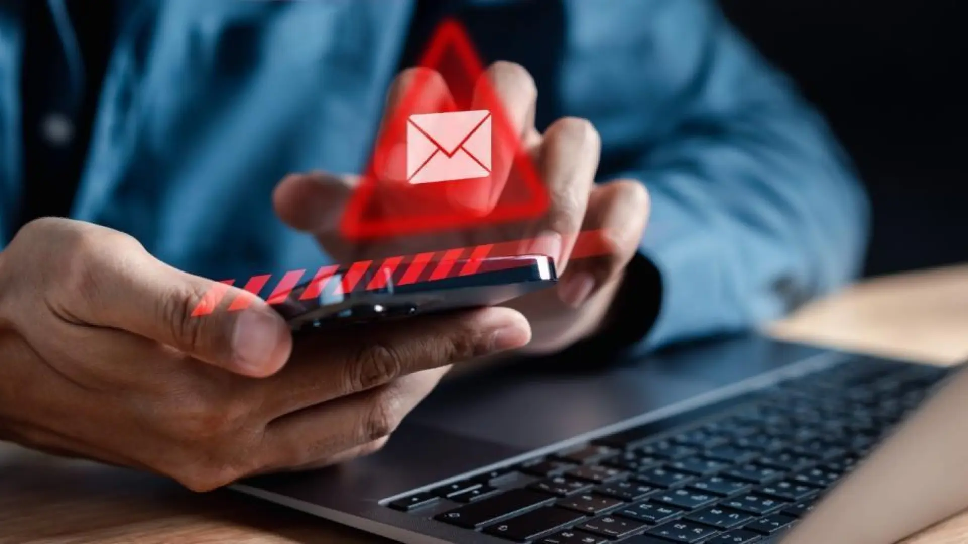 
         Si te ha llegado este SMS del BBVA, no lo leas: es una estafa de 'smishing' que roba tus datos bancarios 
    