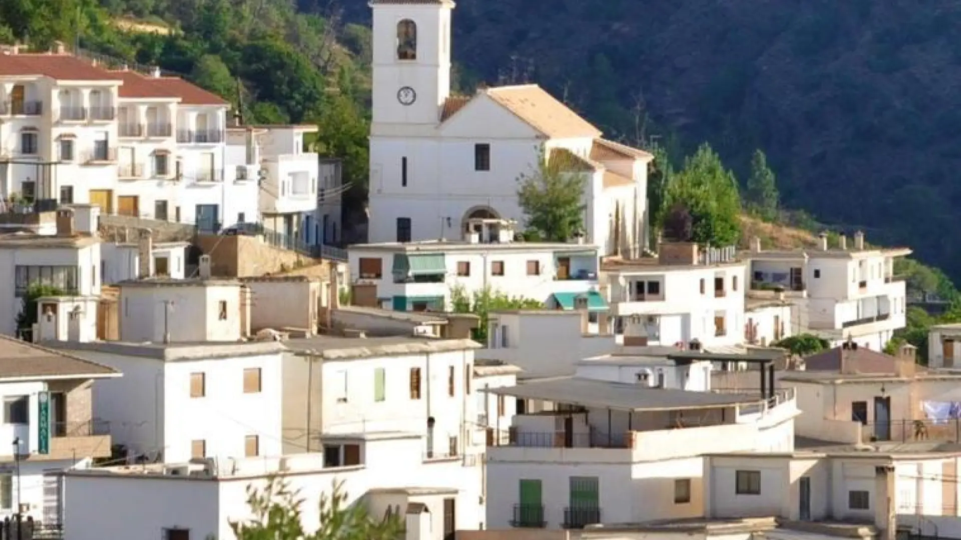 El rincón de Granada que fue nombrado primer Pueblo Mágico de España: un paraíso rural donde reina la tranquilidad