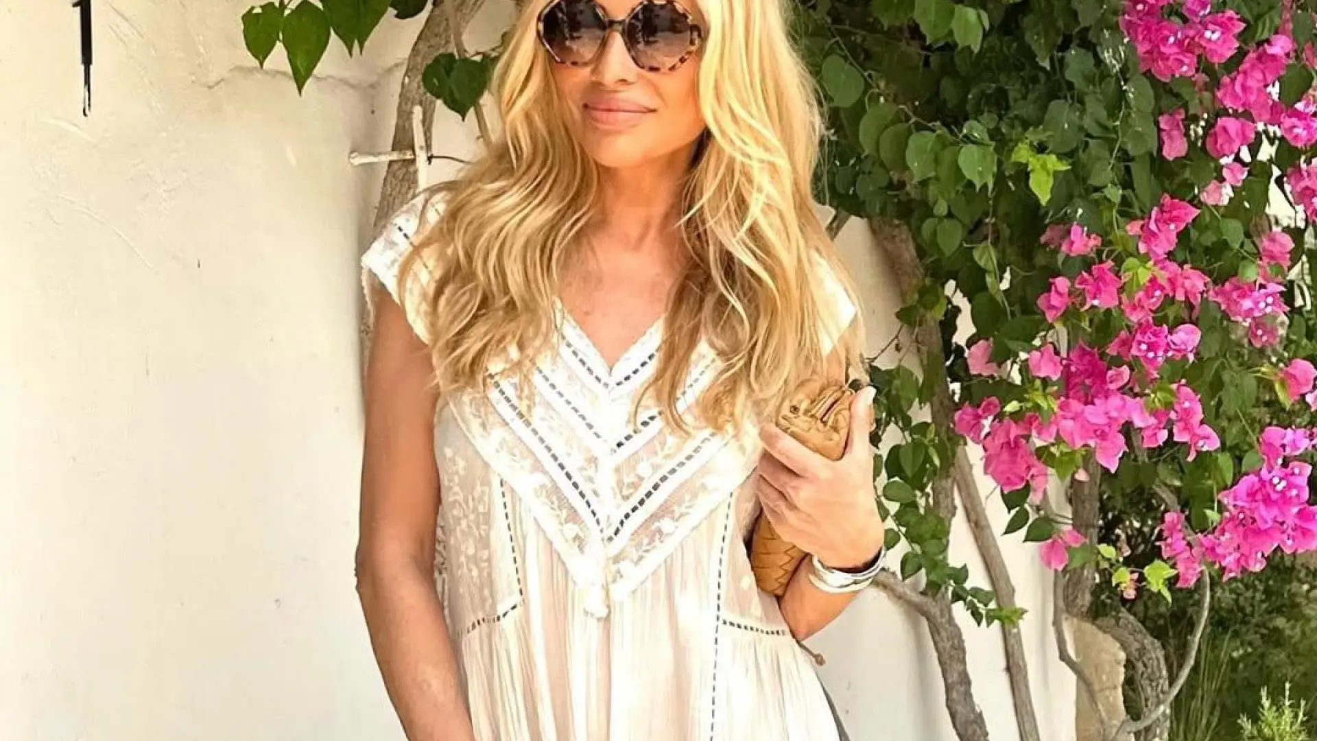 Marta Sánchez brilla en Las Palmas con el 'look' más chic: vestido verde y complementos divertidos