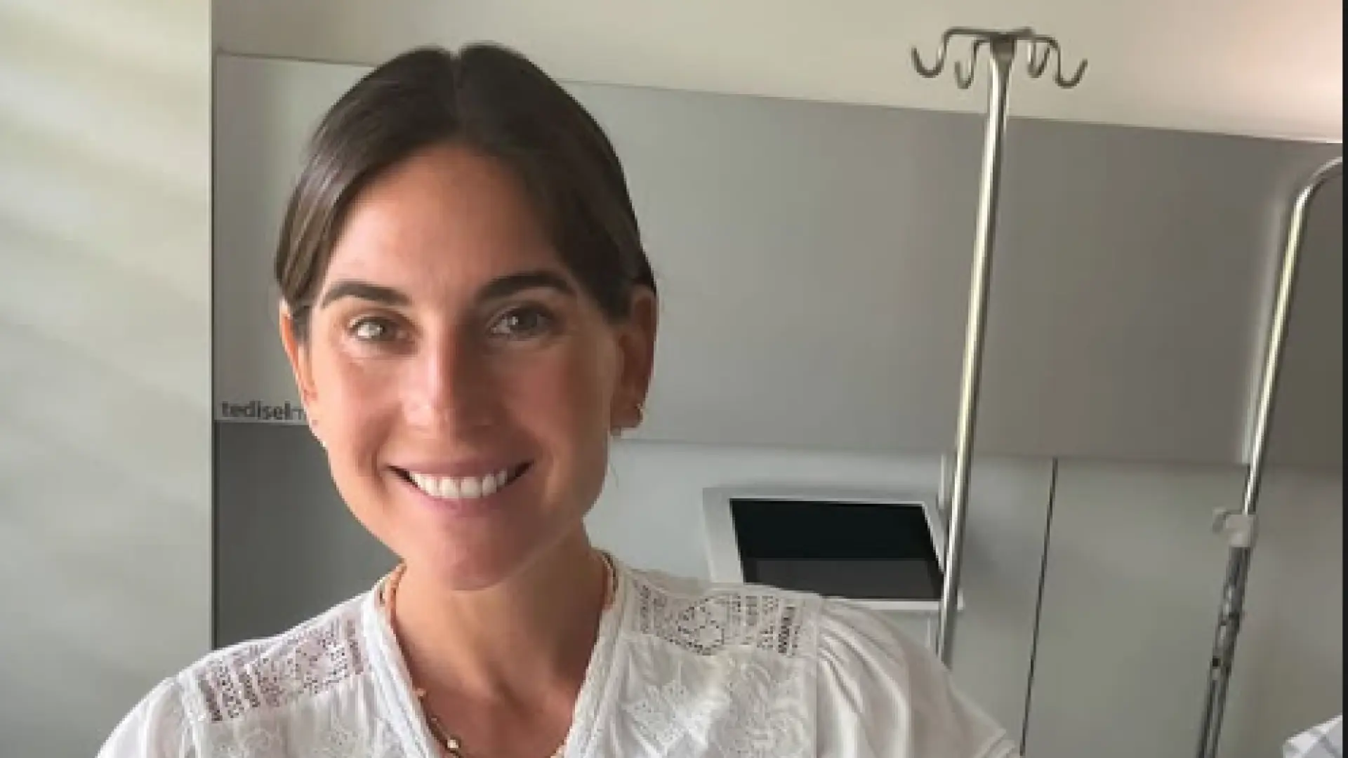 Lourdes Montes, mujer de Fran Rivera, enseña las fotos de recién nacido de su hijo Nicolás, que cumple un año