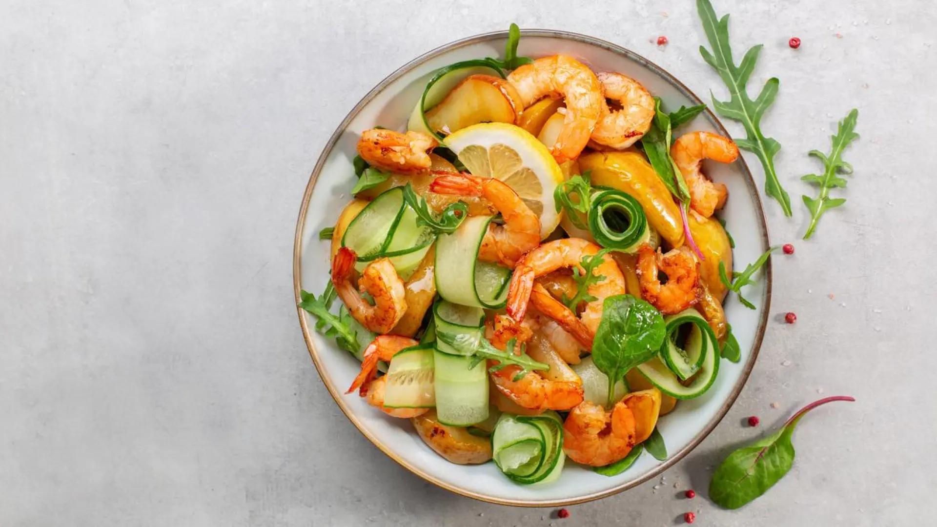 Receta de ensalada de gambas y calabacín para preparar en septiembre y despedir el verano