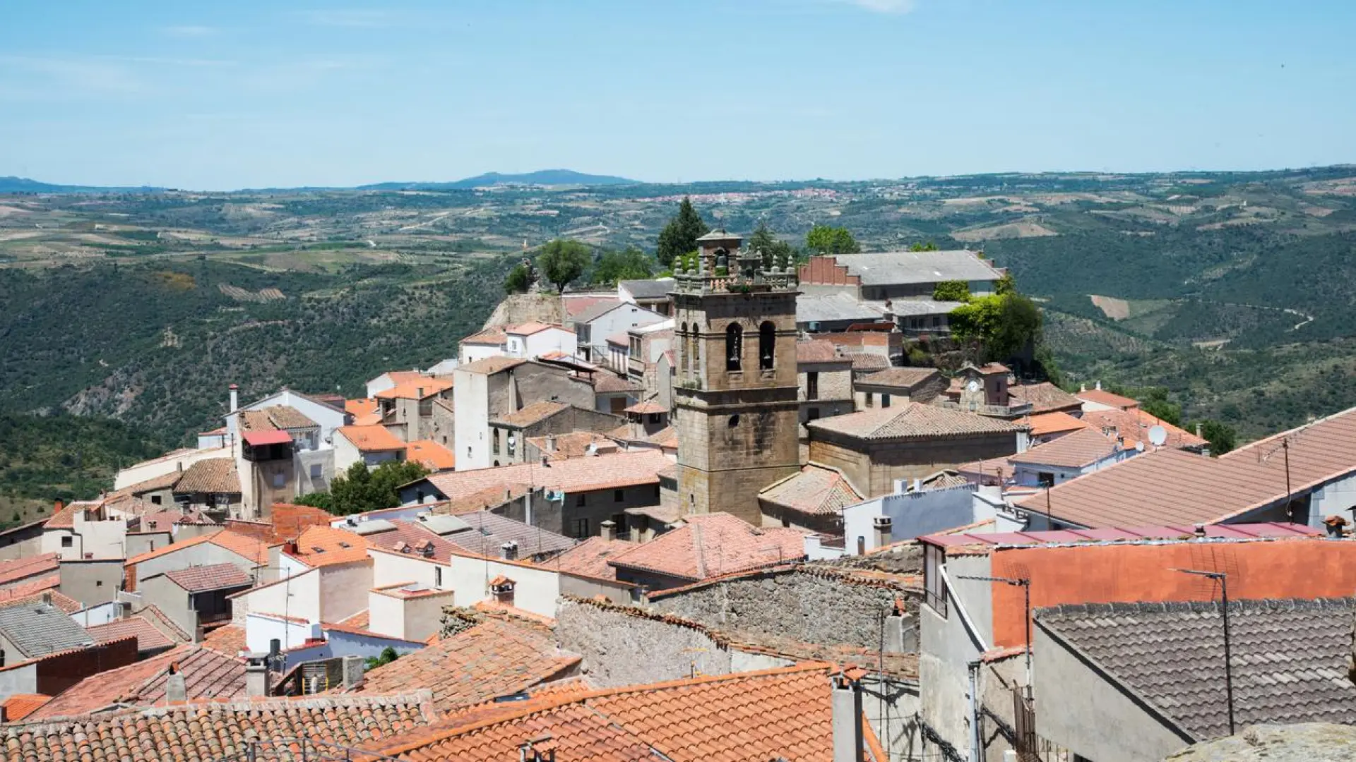 El pueblo de Zamora en la frontera con Portugal rodeado de naturaleza y con bodegas subterráneas
