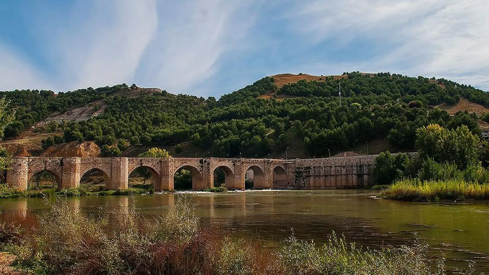 El pueblo de Valladolid a orillas del Pisuerga rodeado de paisajes naturales impresionantes