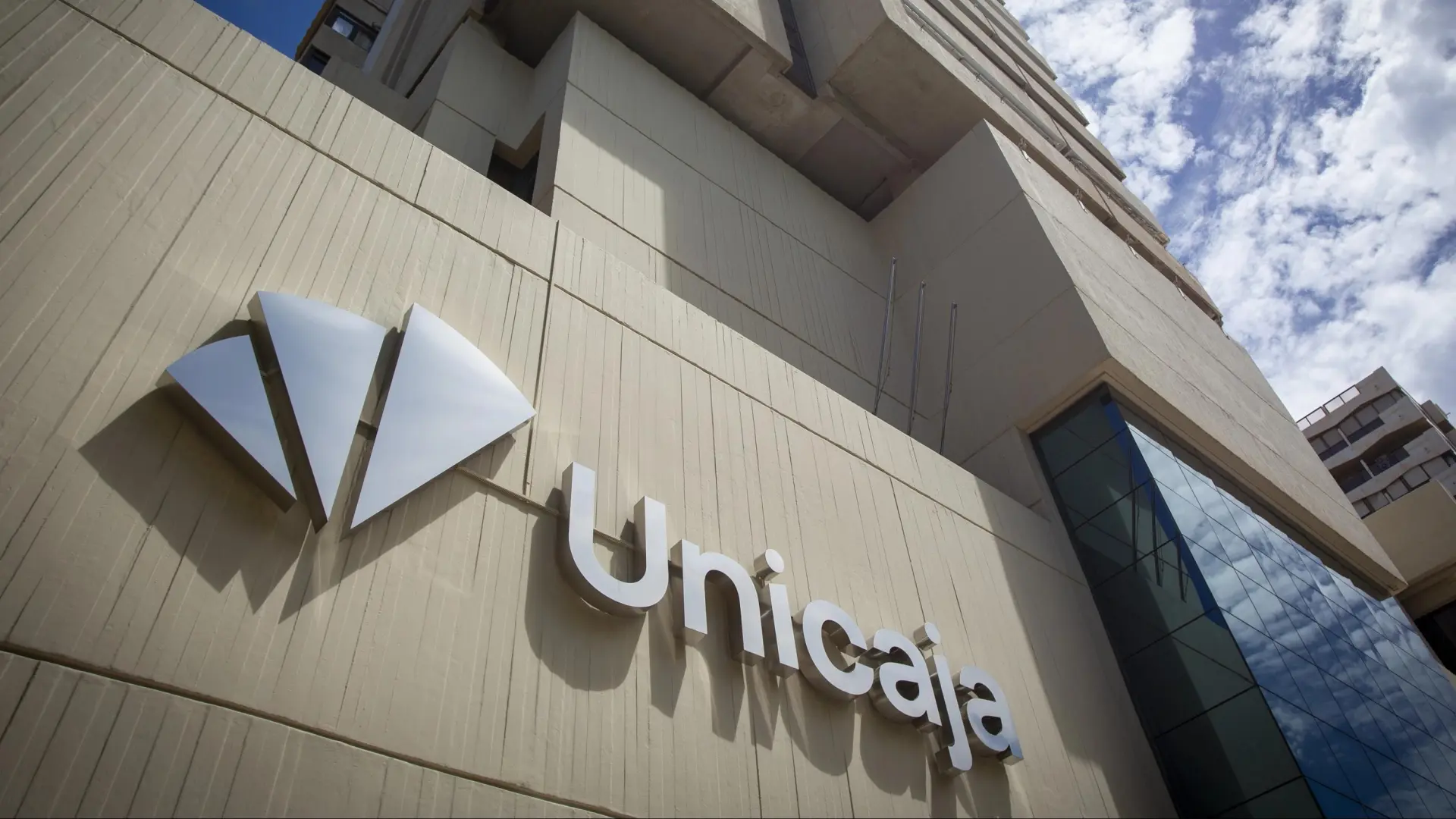 
         Unicaja admite un análisis preliminar para cerrar la compra de WiZink 
    