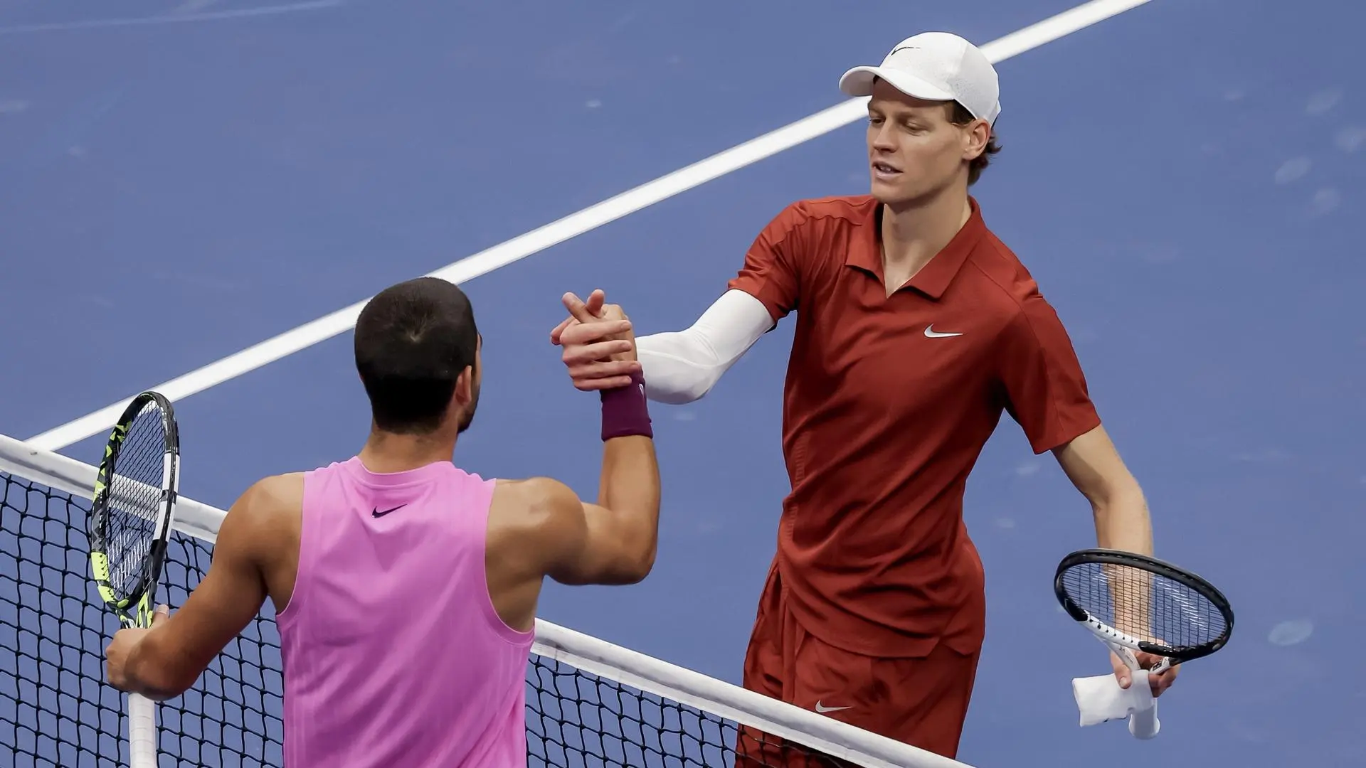 Jannik Sinner responde a las quejas de Carlos Alcaraz sobre el apretado calendario en el tenis: "Al final puedes elegir"