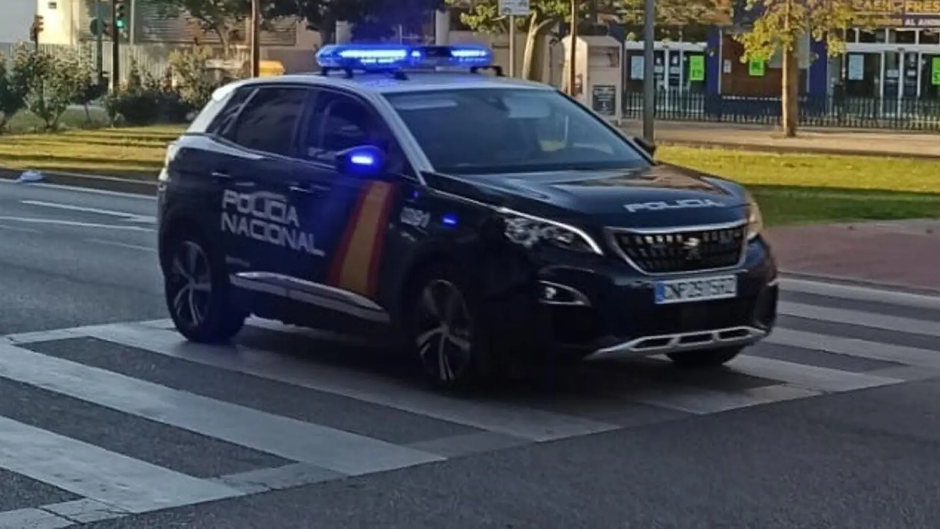 Detenidos tres hombres por una agresión sexual grupal a una joven de 18 años en un descampado de Málaga