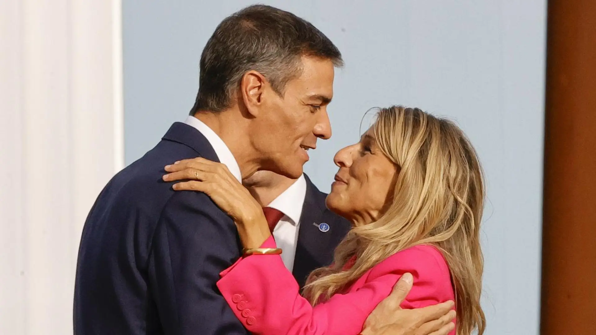 Sánchez arropa "sin fisuras" a Díaz en su ciudad natal tras no ir a la votación que propició el batacazo de la jornada laboral