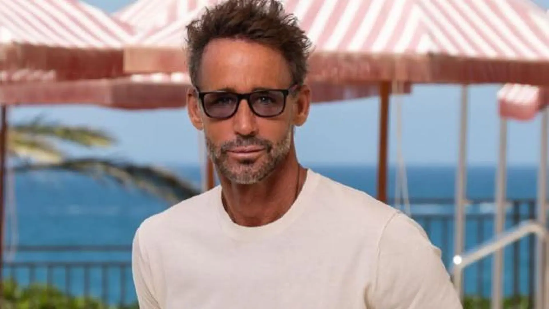 La imagen de Álvaro Muñoz Escassi en el hospital por "una hernia umbilical"