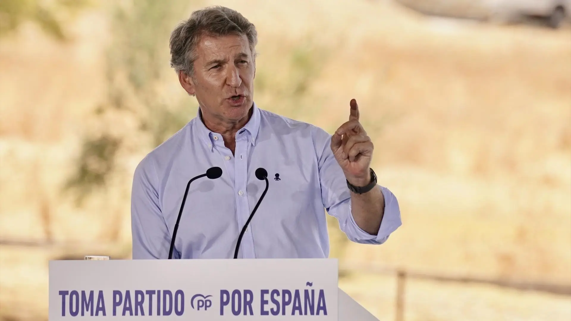 Feijóo acusa a Sánchez de "secuestrar la democracia" y promete que "los puteros saldrán del Ministerio de Transportes"