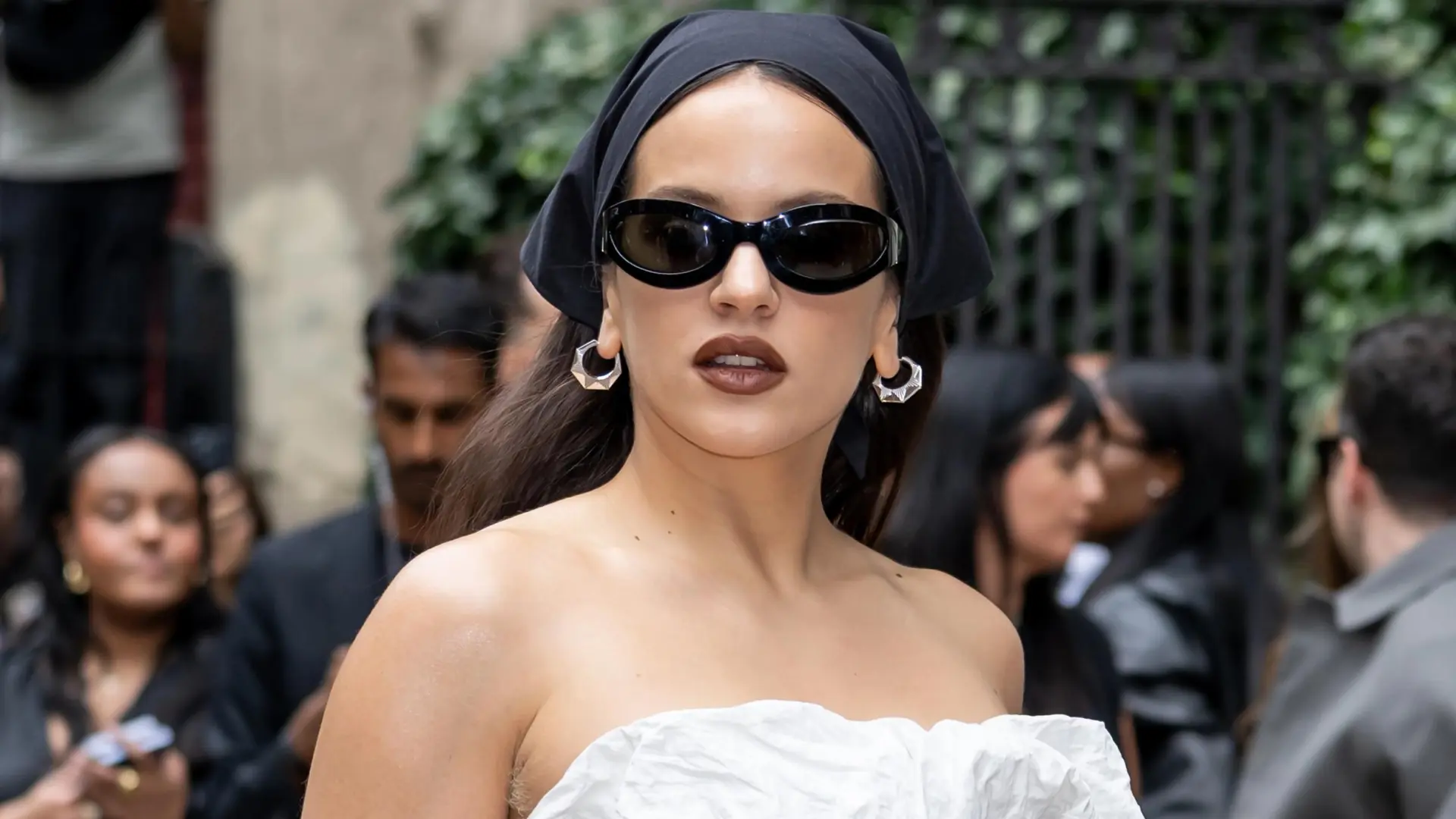 Rosalía conquista Nueva York y se suma a la tendencia del pañuelo en el 'show' de Calvin Klein
