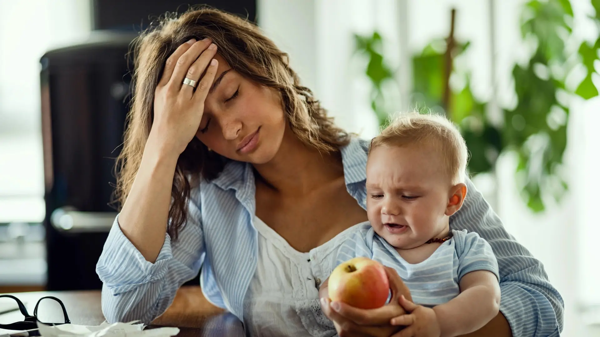 Qué es el 'burnout' maternal y cómo este fenómeno puede llevar al agotamiento extremo