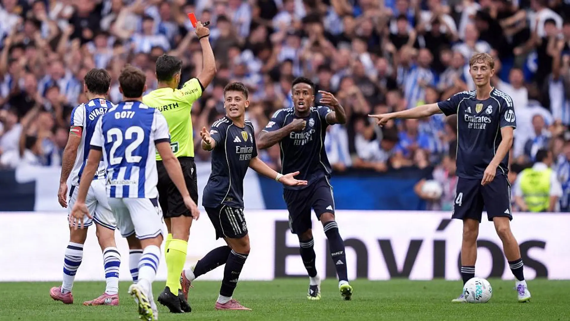 Un partido de sanción para Dean Huijsen por su polémica expulsión en Anoeta pese a que los árbitros admitieron que fue un error