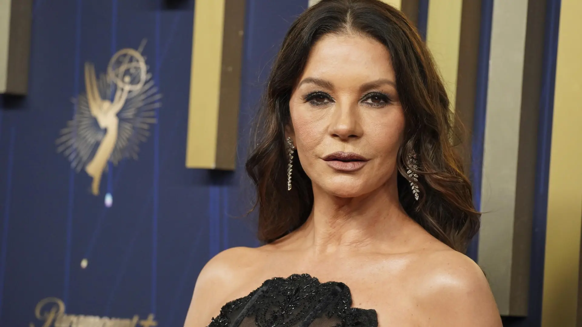 Catherine Zeta-Jones se transforma en la Morticia Addams más sexy con un vestido transparente en los Premios Emmy 2025