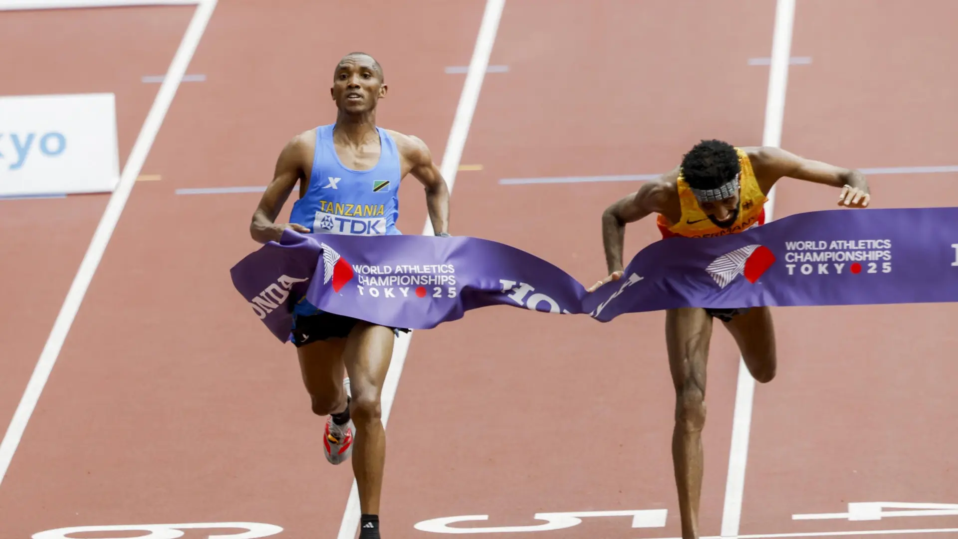 Increíble final en la Maratón del Mundial de Tokio: Alphonce Simbu se proclama campeón por tres centésimas