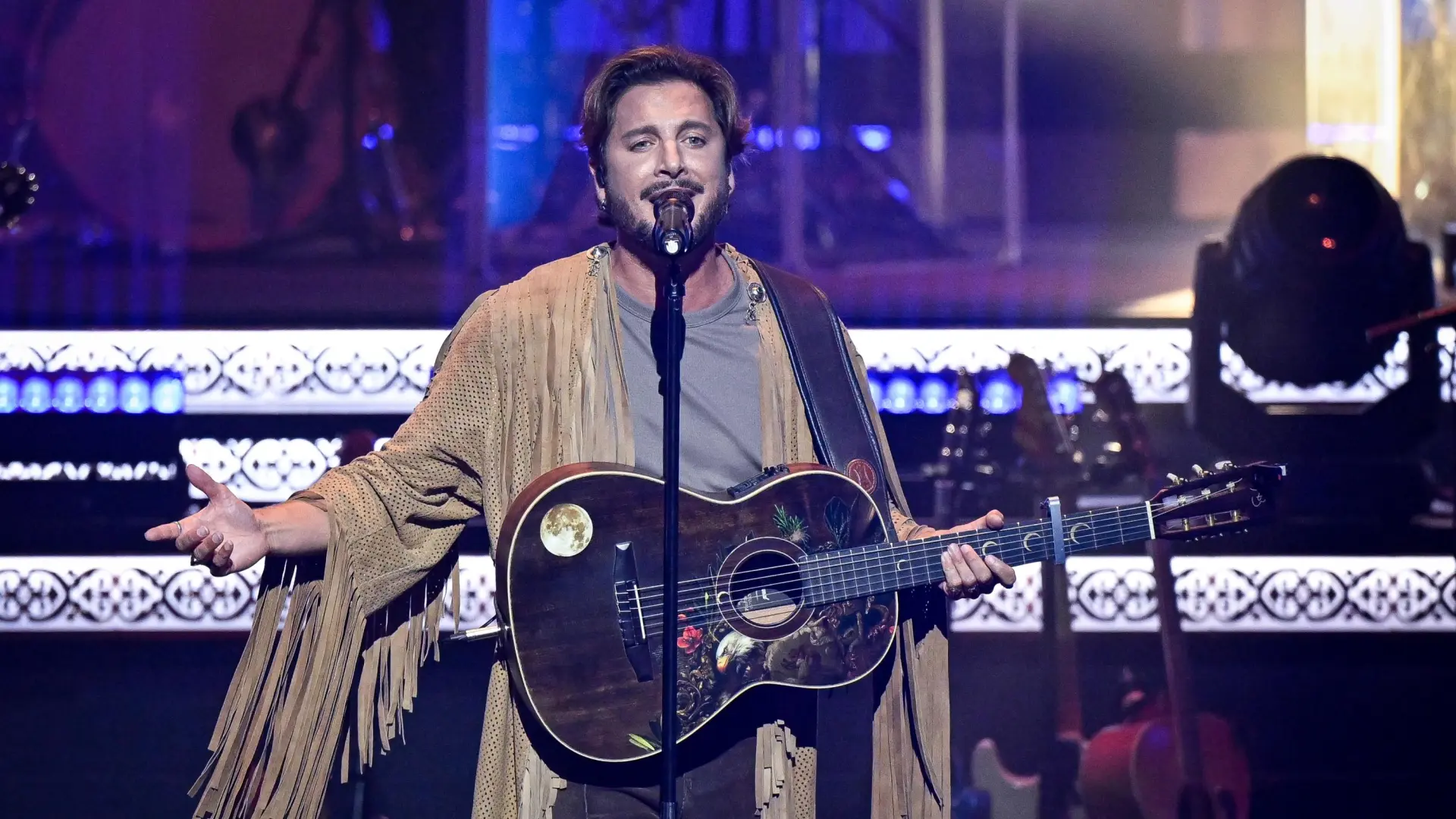 La canción de Manuel Carrasco contra la guerra en Gaza: "No sé qué esperáis para acabar con el llanto de los niños palestinos"