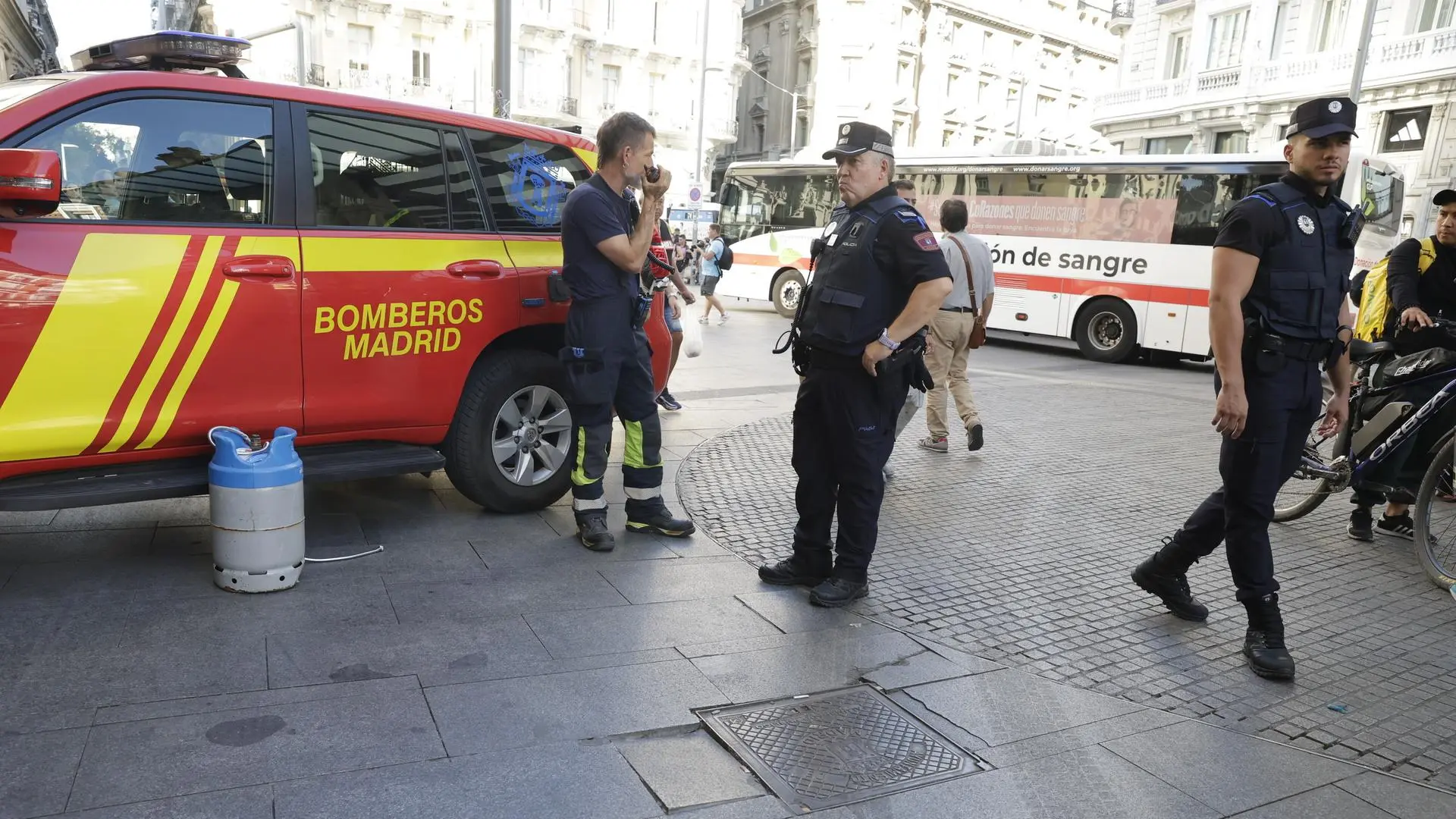 "¡Voy a matar a los vecinos!": detienen a un atrincherado que amenazaba con explotar con una bombona de gas en la calle Montera
