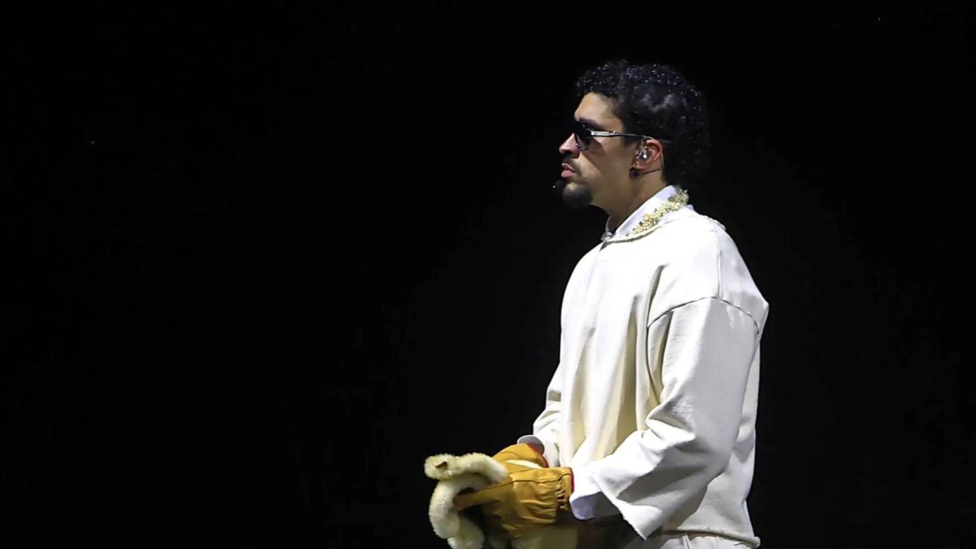 Bad Bunny lleva el último concierto de su residencia a plazas, bares y pantallas gigantes en Puerto Rico