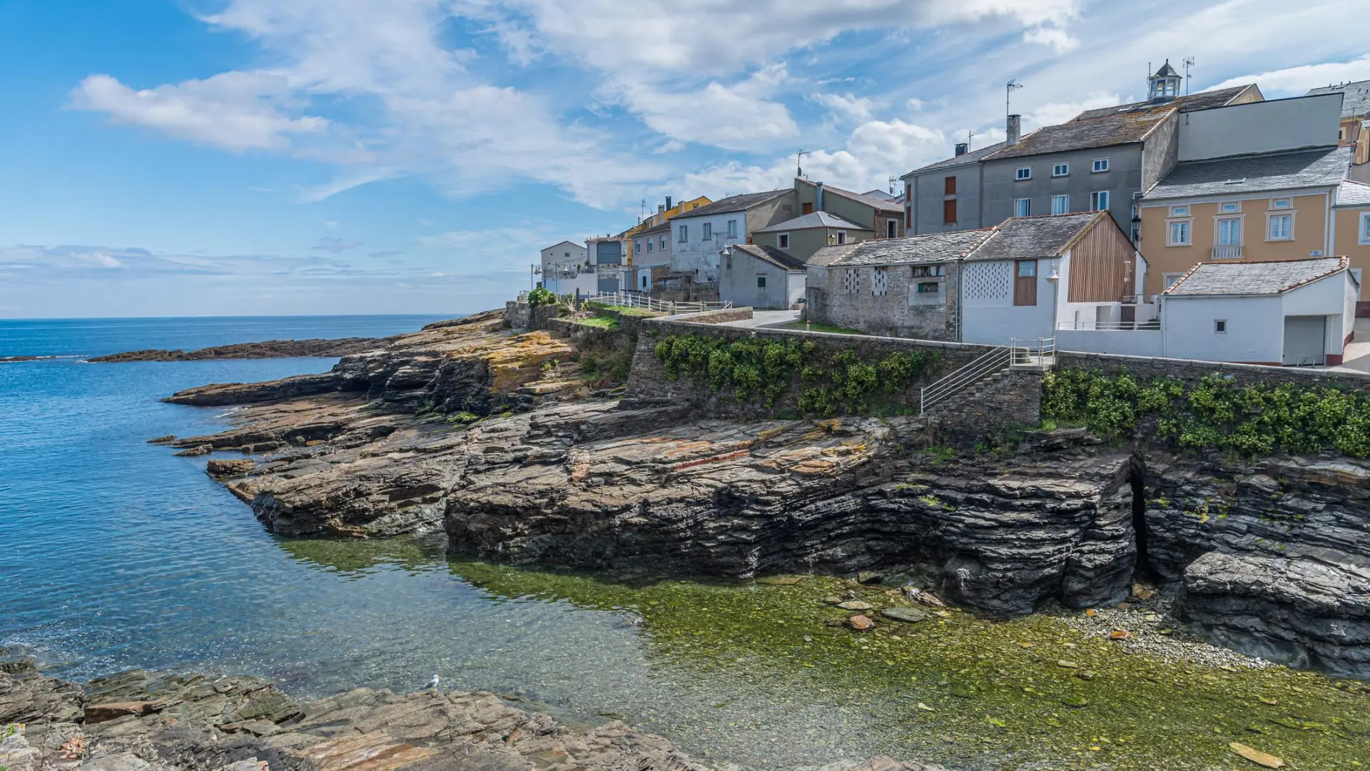 El pequeño pueblo medieval de Lugo con casas de colores y esencia marinera