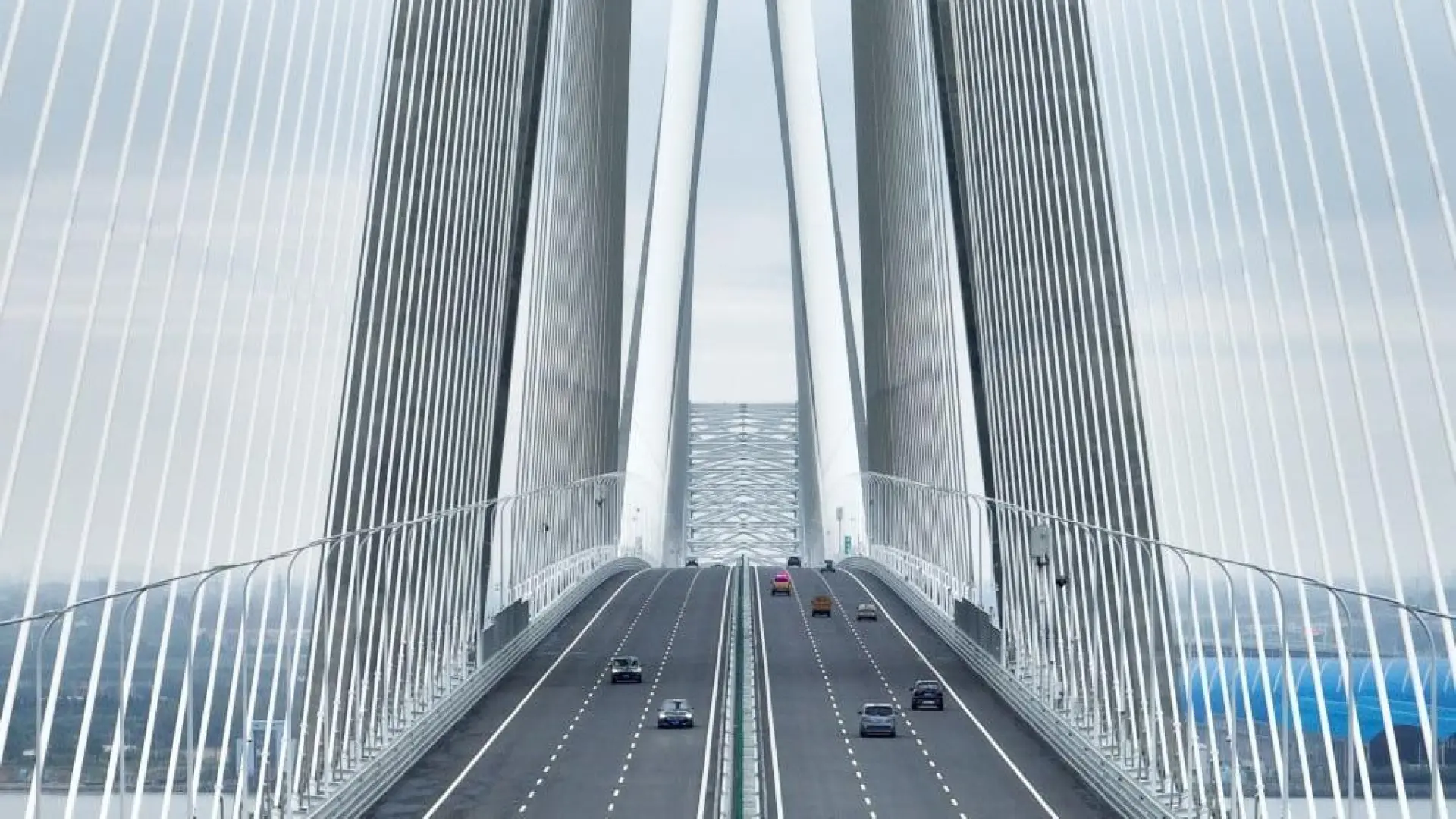 China inaugura el puente colgante más largo del mundo: autopista y vía de tren en dos niveles diferentes