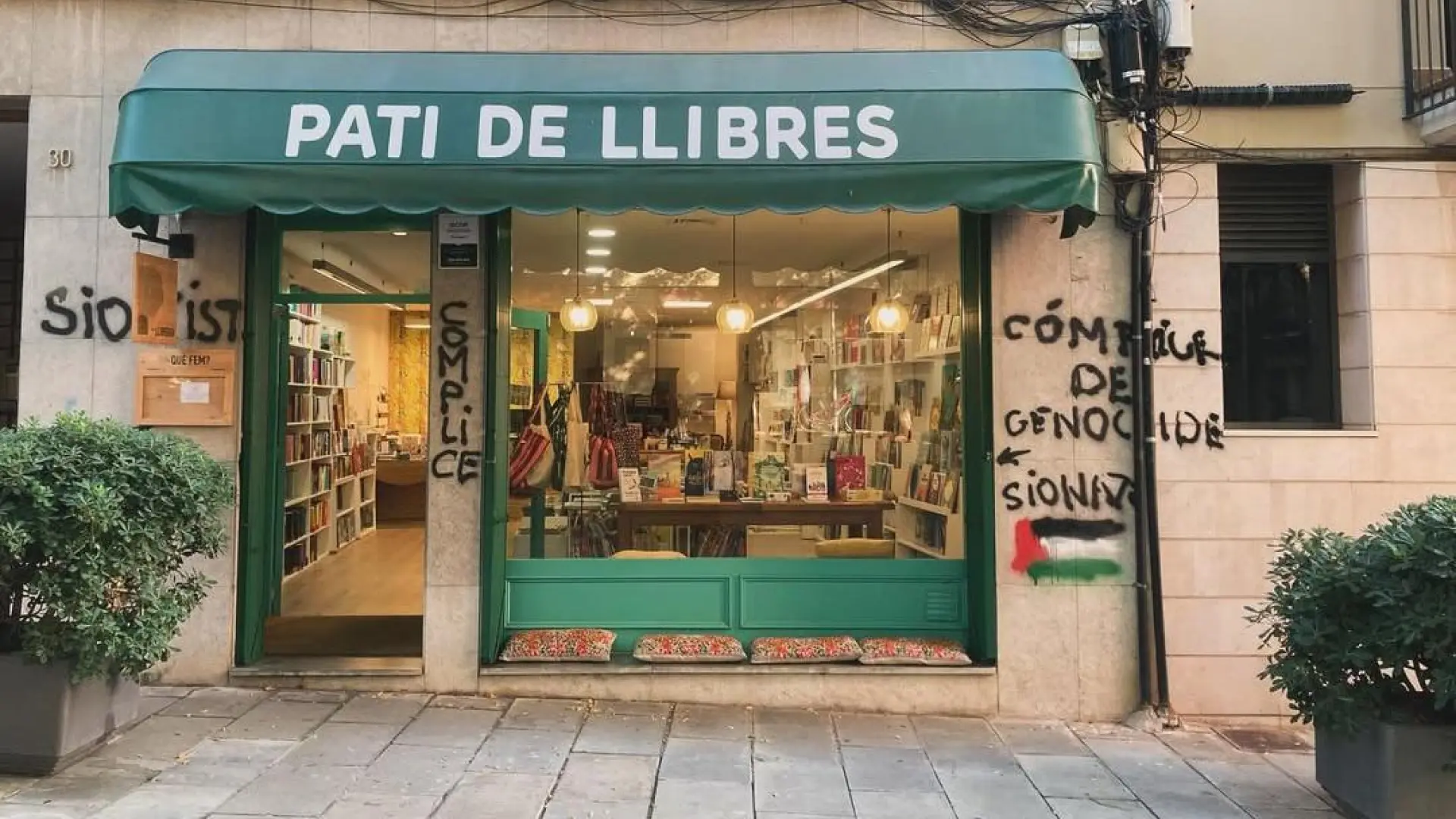Vandalizan una librería de Sant Cugat y la acusan de ser "cómplice del genocidio": "No es un espacio para enfrentamientos políticos"