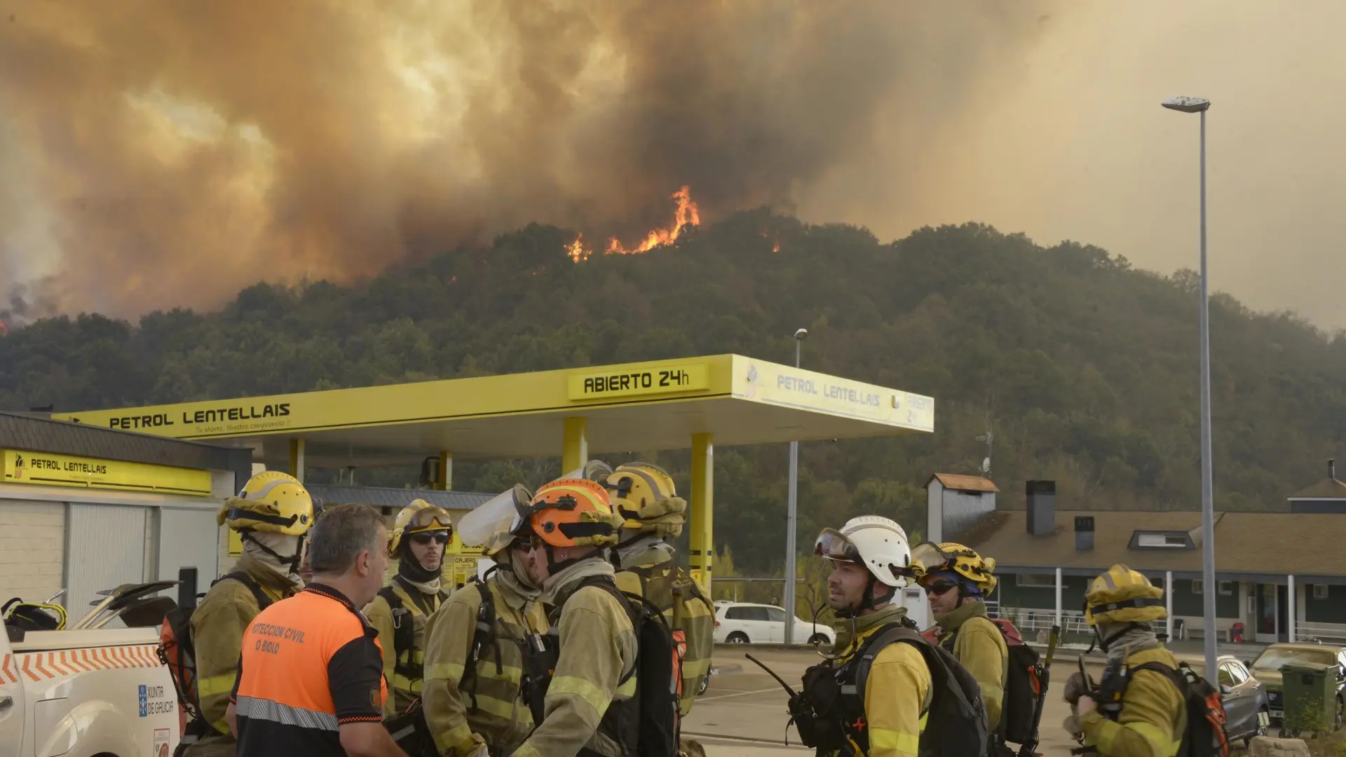 Incendios en Galicia: el fuego arrasa cientos de hectáreas, desaloja aldeas y la UME acude a la zona: "La situación es mala"