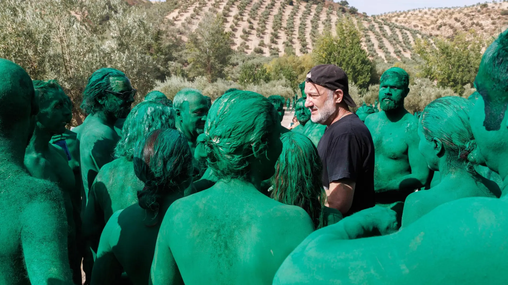 Verde carne, pelo verde, en un olivar de Granada: la última sesión del revolucionario fotógrafo estadounidense Spencer Tunick