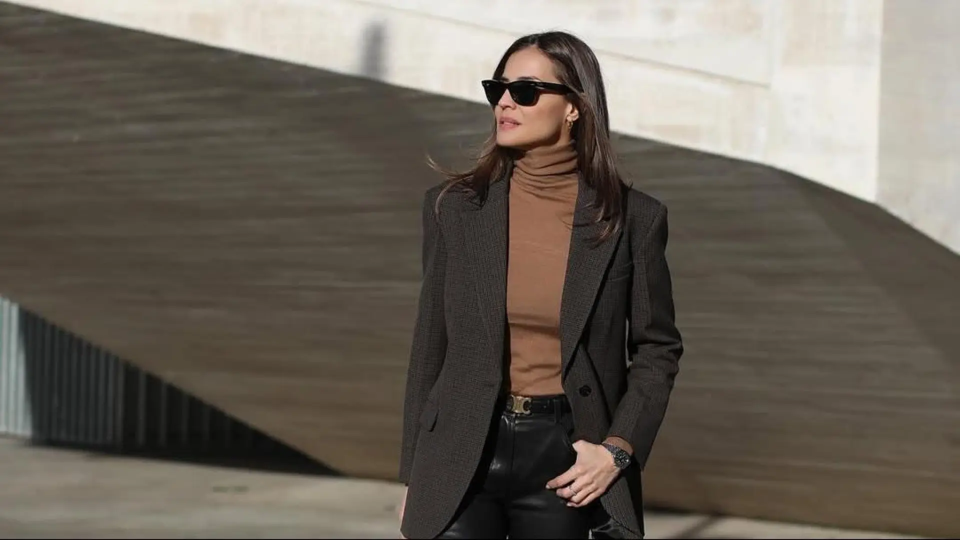 5 prendas que toda mujer elegante tiene en su armario (aunque no lo diga)