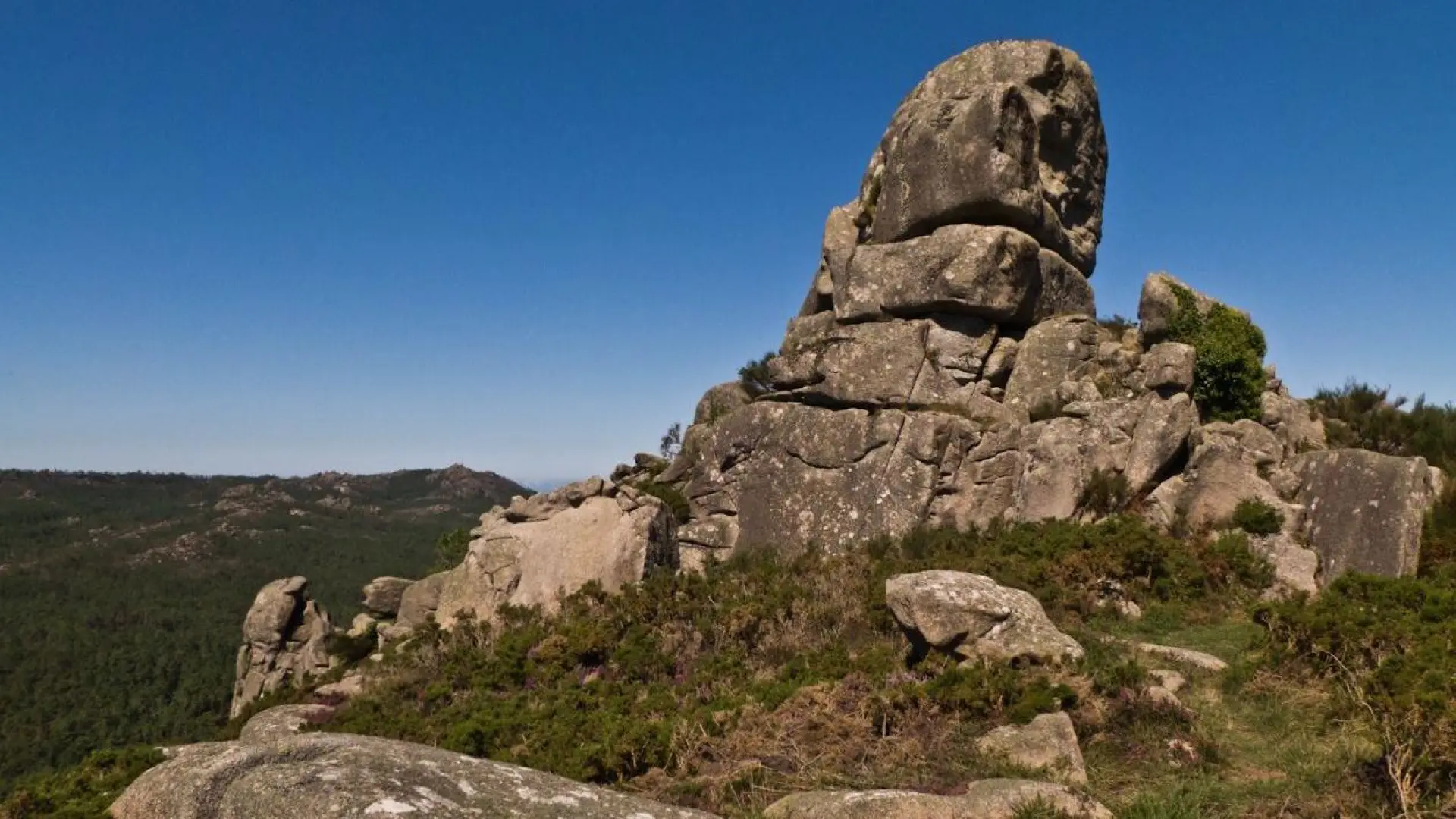 El curioso paisaje de Galicia con curiosas formaciones rocosas y unas vistas sobrecogedoras