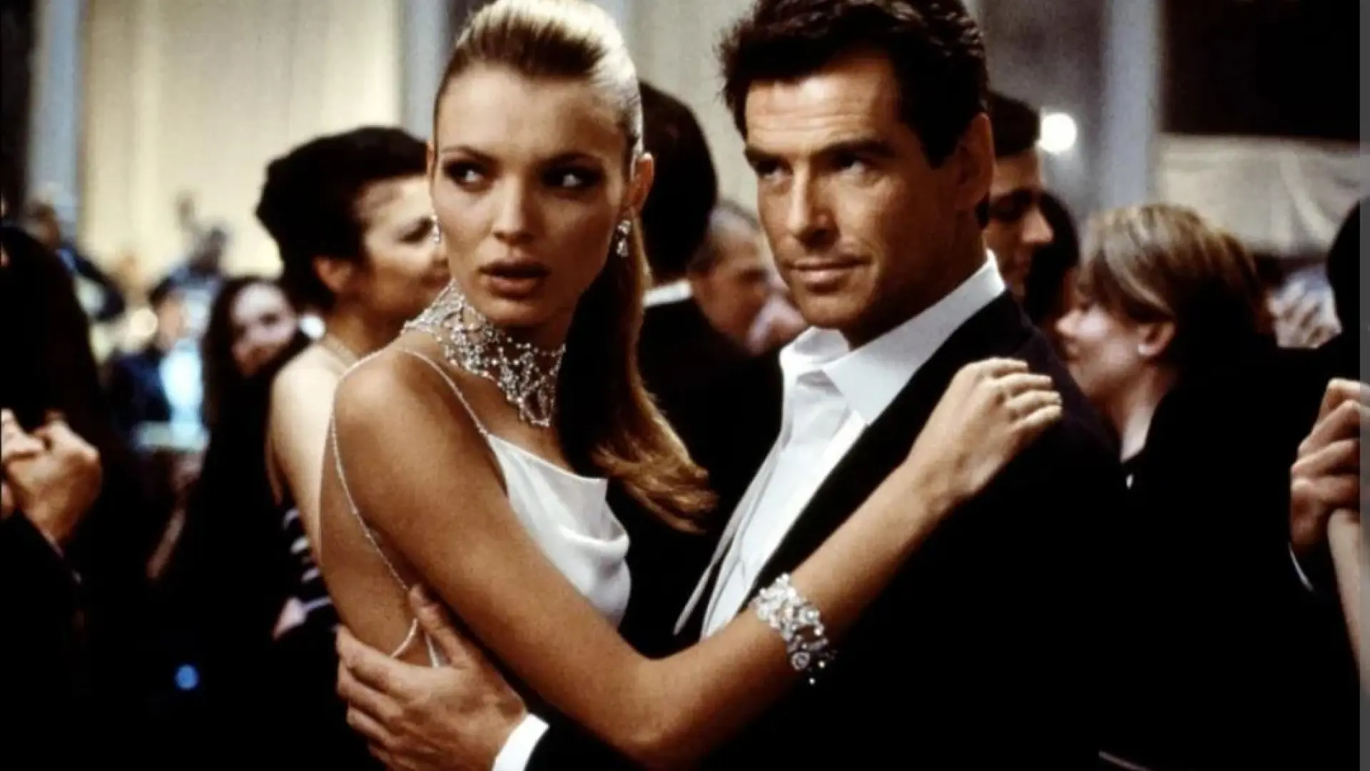 Esther Cañadas (48 años) revela su incómodo momento con Pierce Brosnan y Rene Russo : "No quería rodar conmigo"
