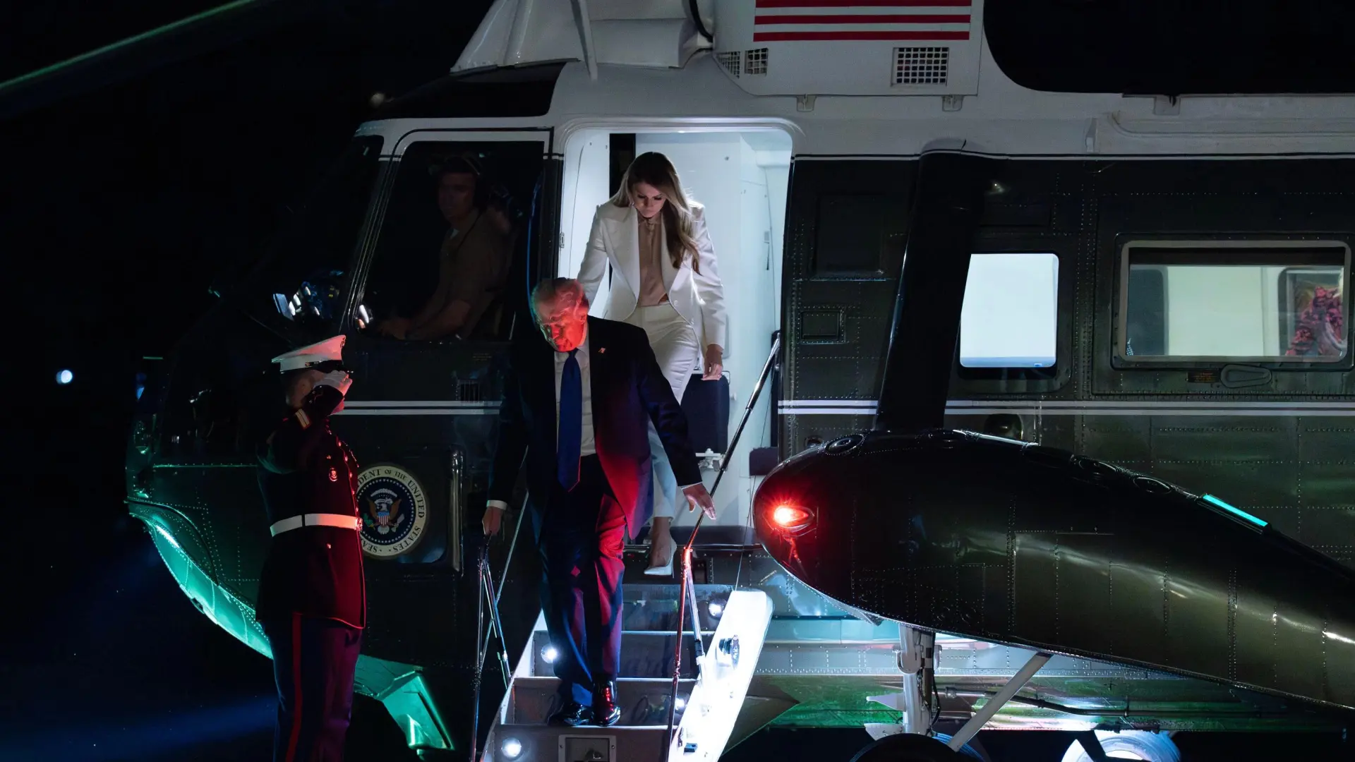 Tensión entre Trump y Melania: captan una discusión entre el matrimonio cuando iba a bordo del helicóptero presidencial
