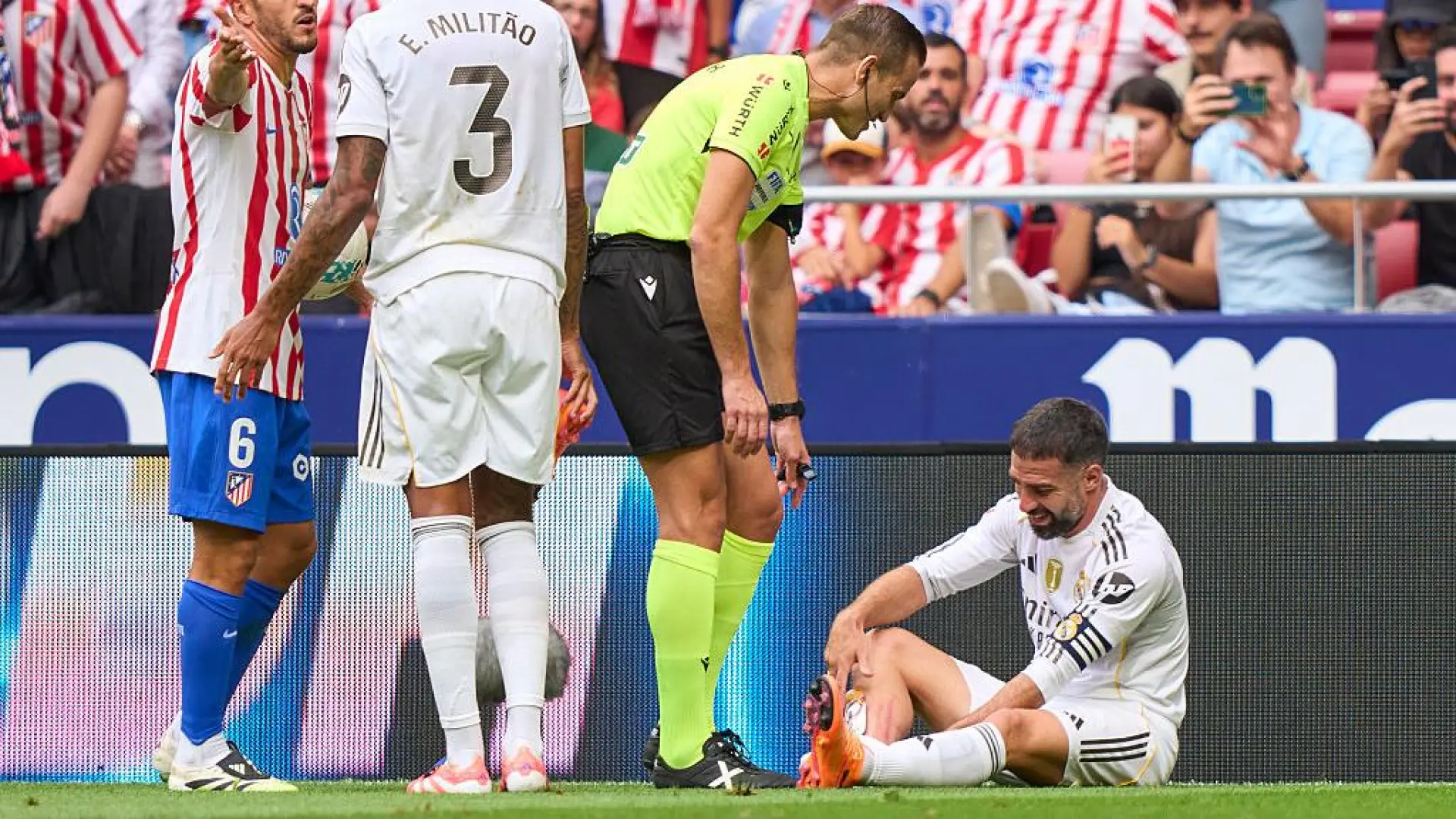 Dani Carvajal clama contra el árbitro tras la debacle del Real Madrid en el derbi: "La marca de los tacos la tengo ahí"