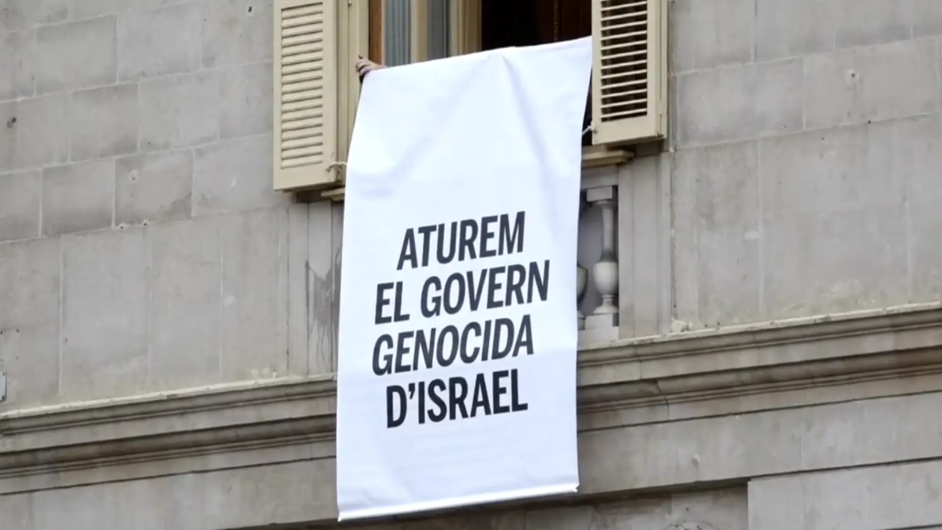 El Ayuntamiento de Barcelona despliega pancartas contra "el gobierno genocida de Israel"