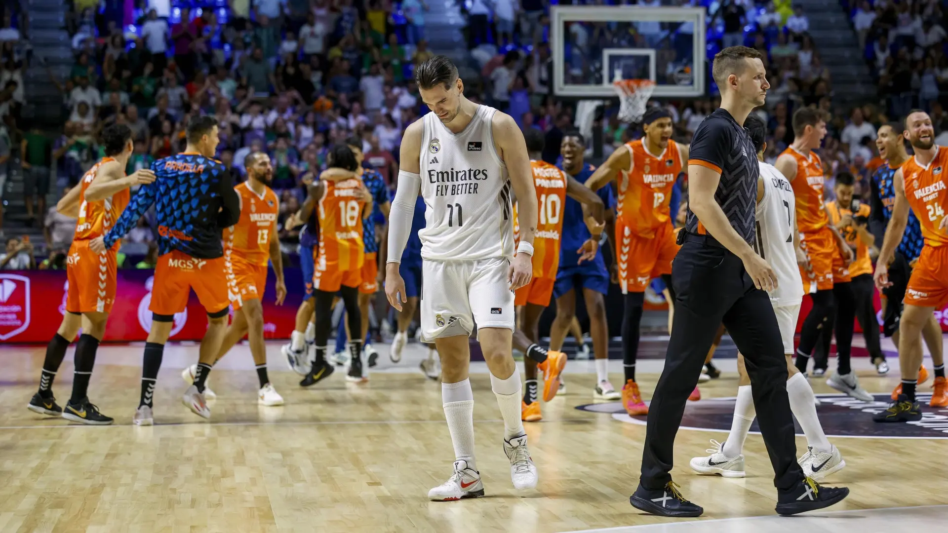 El Valencia Basket se venga del Real Madrid y levanta la Supercopa de España