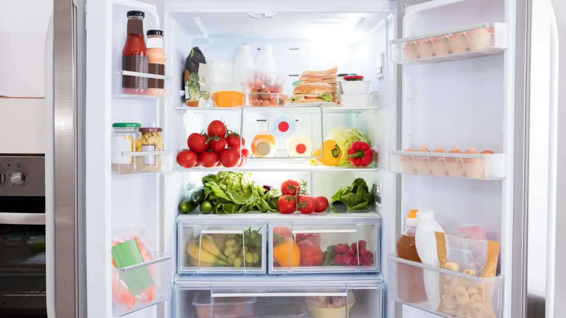 ¿Conservas todos los alimentos dentro de la nevera? Estos son los que deben ir fuera, según la ciencia