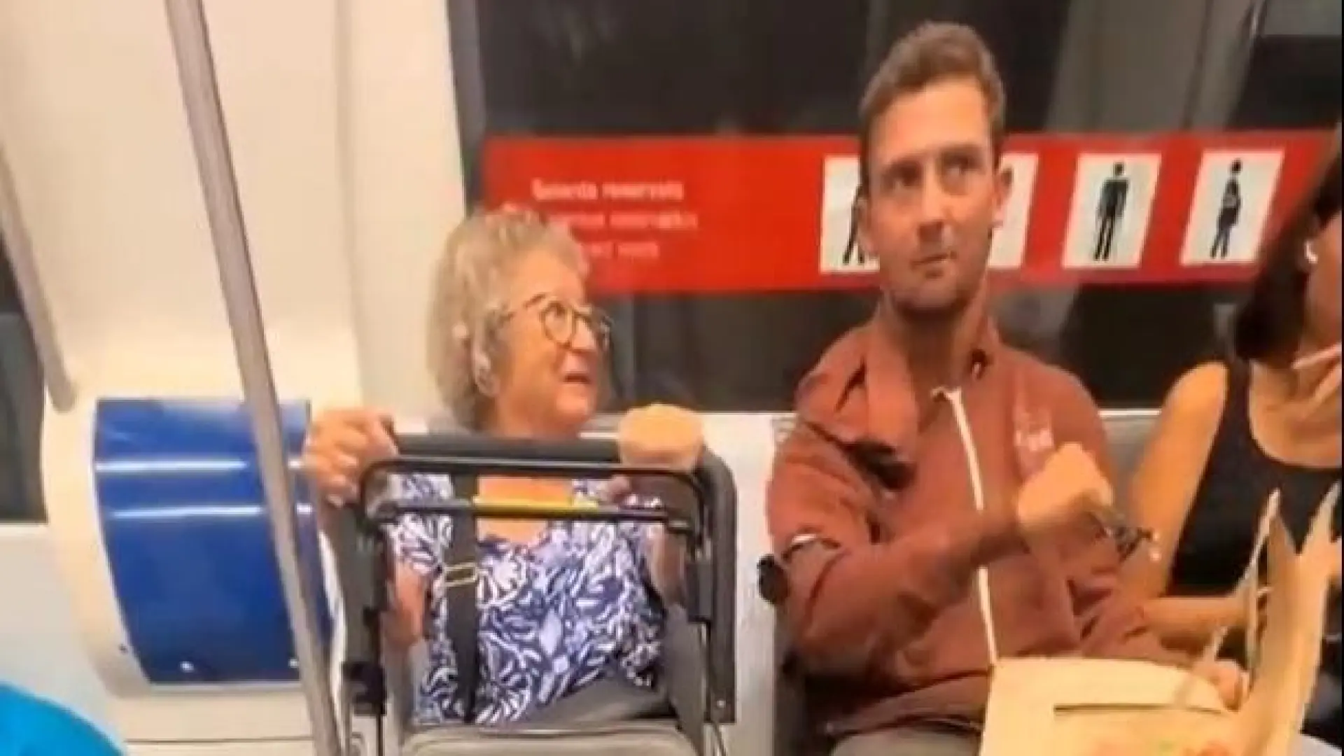 Un catalán riñe a otra española en el metro: "No estás en tu país, no vivirás a gusto mientras Puigdemont esté en Bélgica"