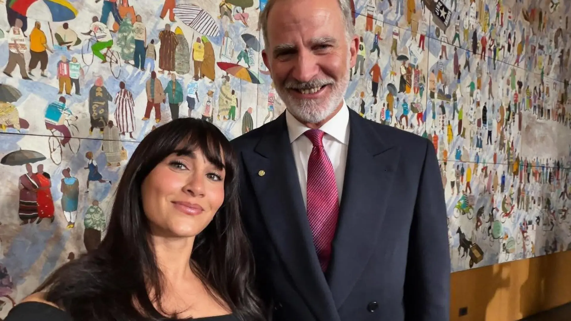 Aitana apuesta por un minivestido con aberturas para encontrarse con el rey Felipe VI