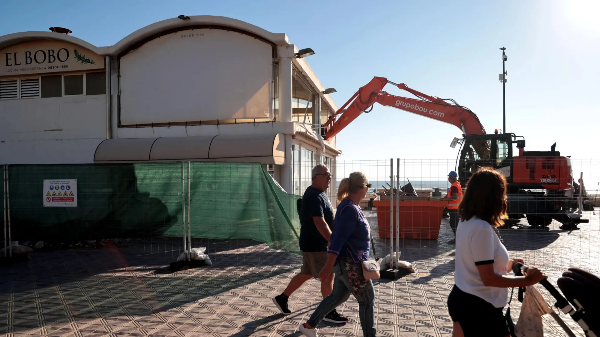 Arranca la renovación de los chiringuitos de La Malvarrosa con el derribo de 'El Bobo': "Van a dar una imagen totalmente distinta"