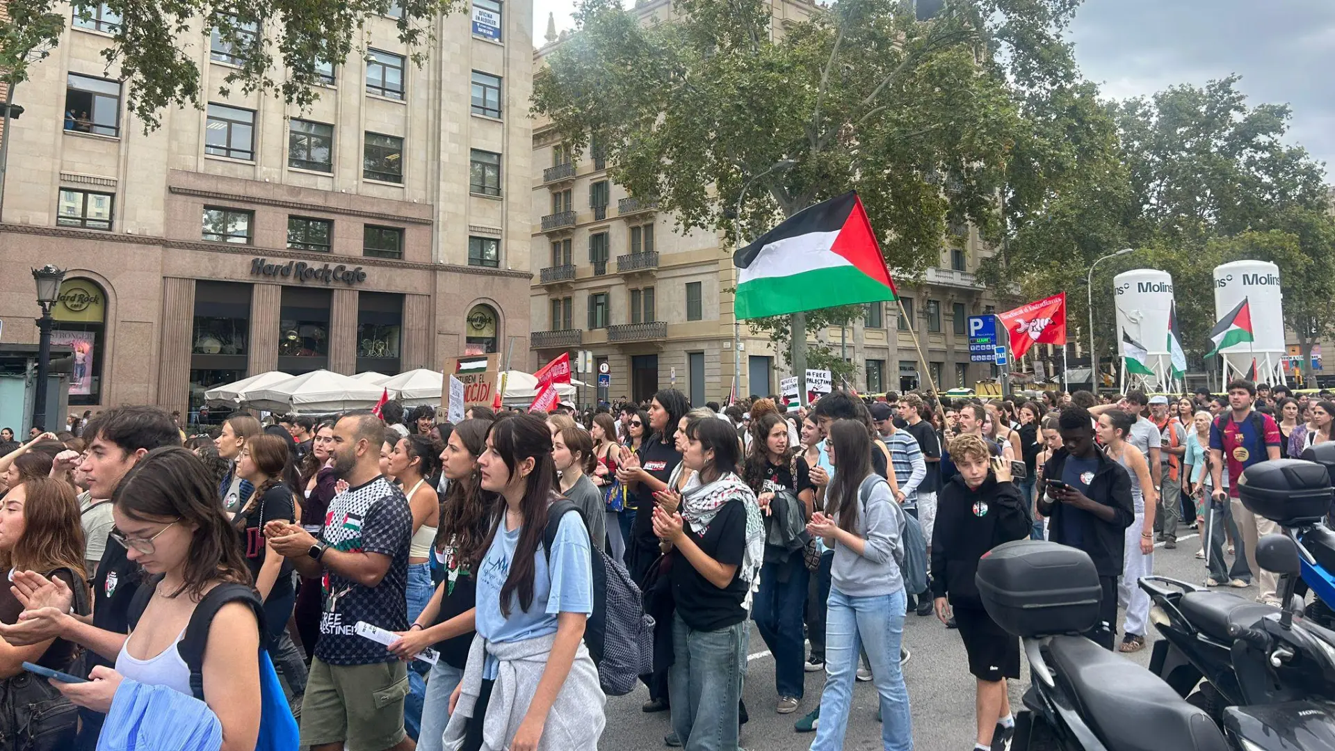 Unos 6.500 estudiantes salen a las calles de Barcelona para pedir el fin del "genocidio" en Gaza