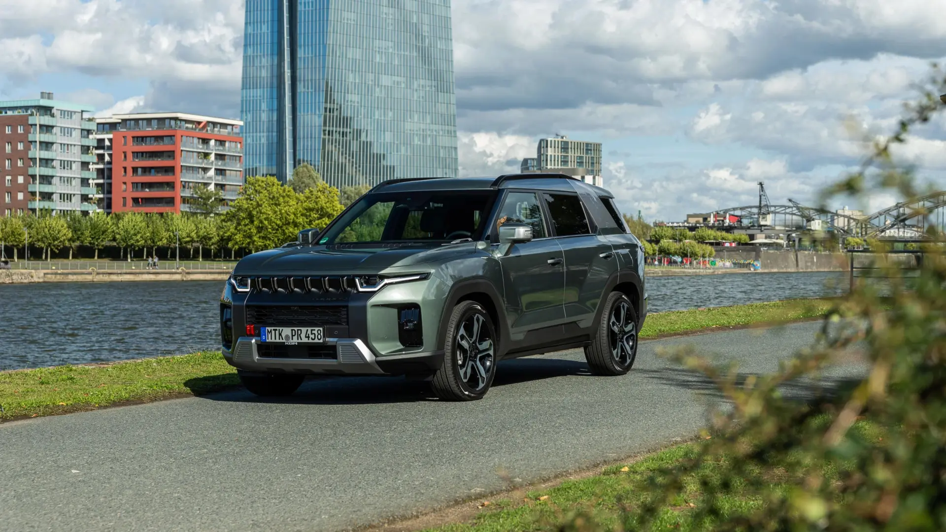 Al volante del KGM Torres HEV: un SUV híbrido con alma de PHEV y baterías firmadas por BYD