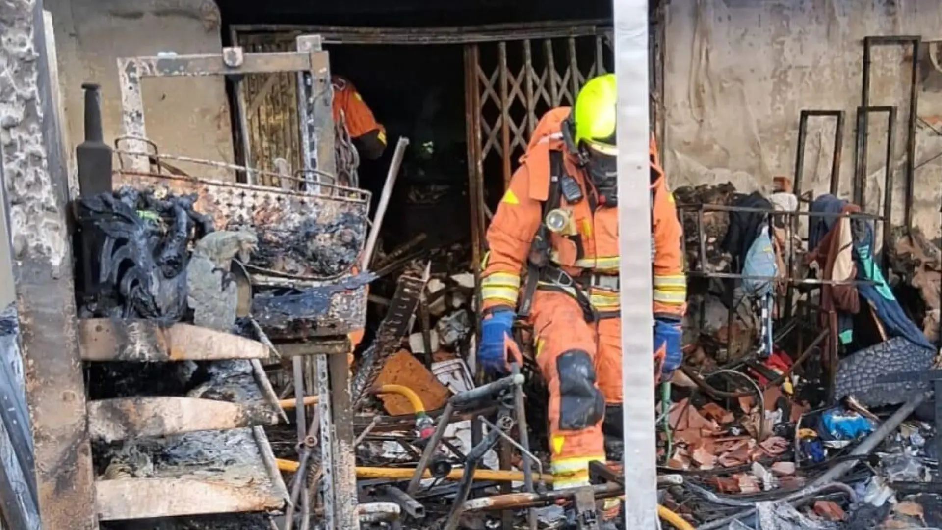 Al menos 11 heridos en el incendio de un bajo de playa de Gandía