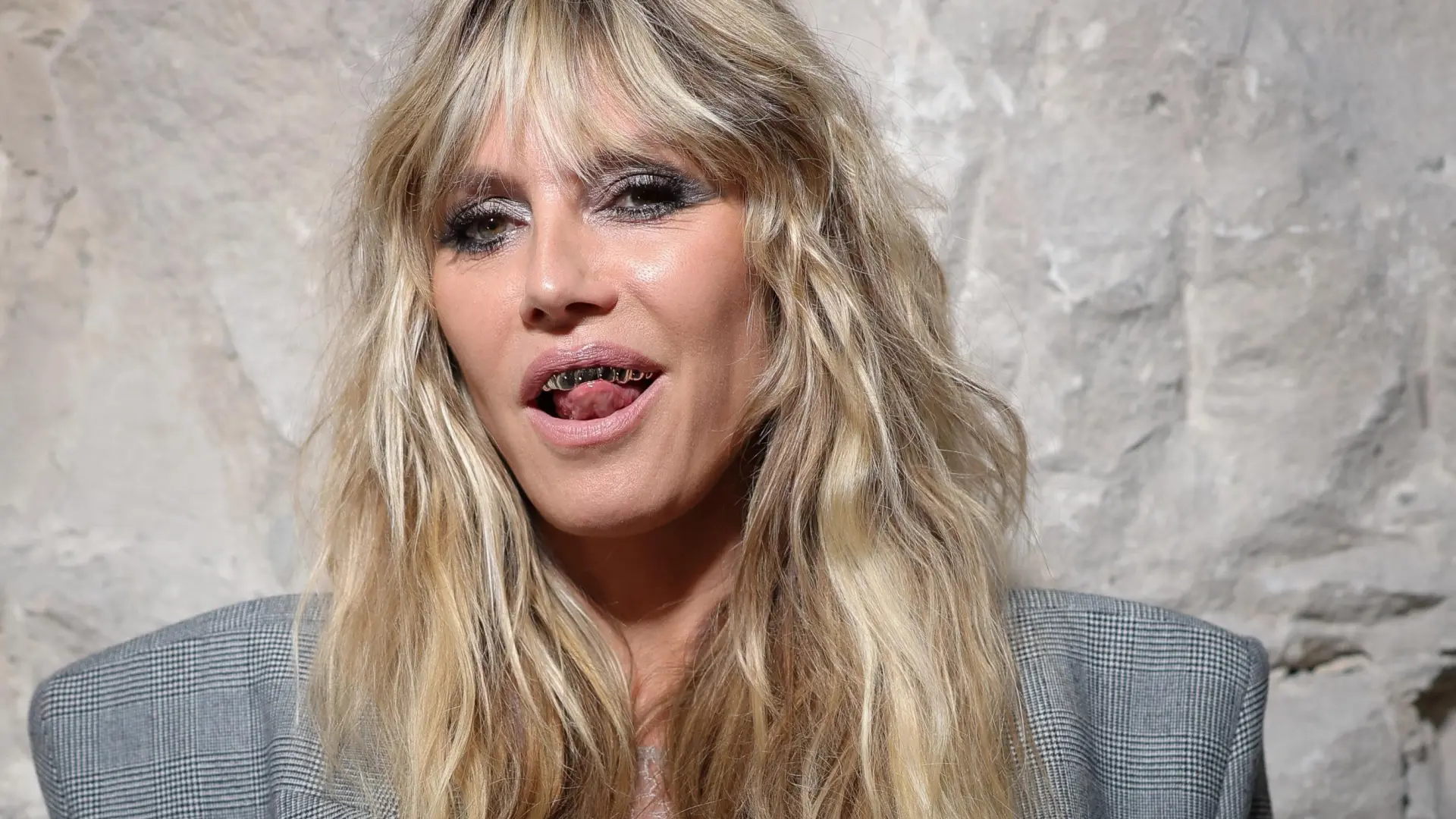Heidi Klum impacta, con dentadura metalizada y transparencias, en el desfile de Vetements en París