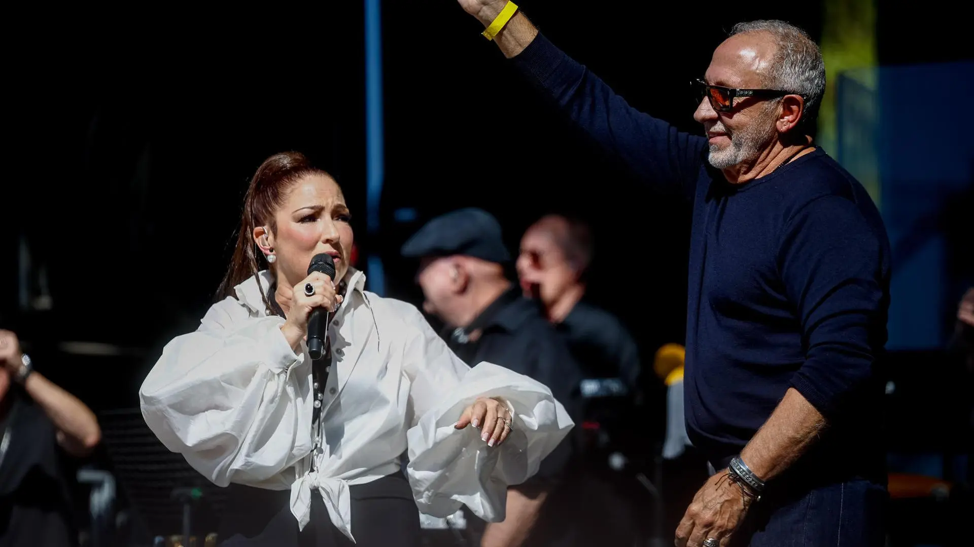 Gloria y Emilio Estefan, Jon Secada y otros artistas buscan un nuevo himno para Miami