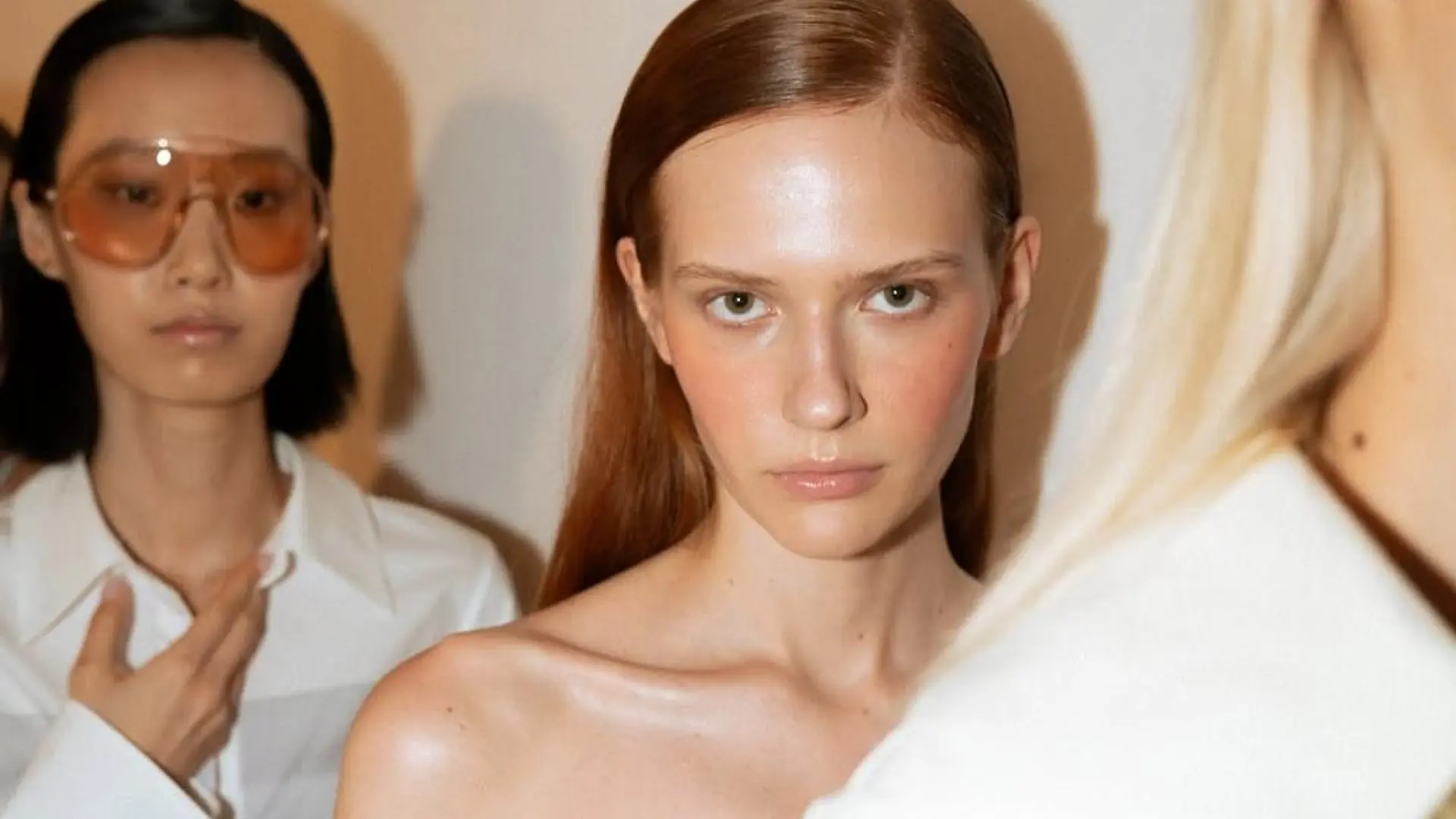 De París a Nueva York: 7 tendencias de maquillaje de las pasarelas de otoño 2025 que se verán en la calle