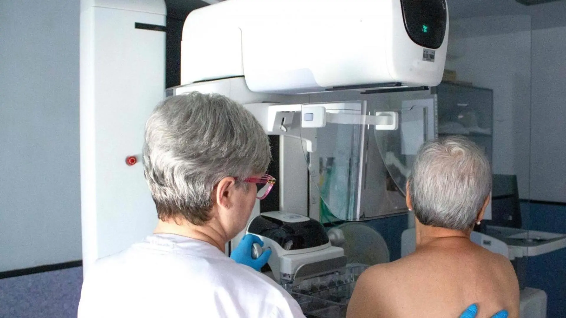 La Junta realizará todas las pruebas pendientes del cribado de cáncer de mama antes del 30 de noviembre, con más dinero y profesionales sanitarios