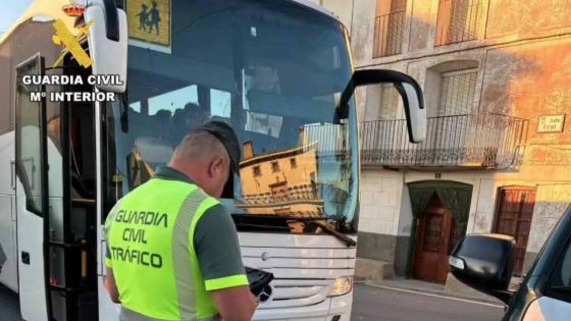 La Guardia Civil denuncia e inmoviliza dos veces en cinco días al conductor de un autobús escolar por positivo en drogas