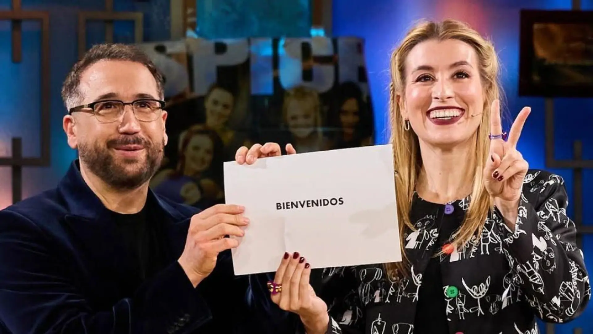 Sabemos dónde encontrar el conjunto de chaqueta y falda que Eva Soriano llevó a 'La Revuelta' y que reconquistaría hasta a un ex