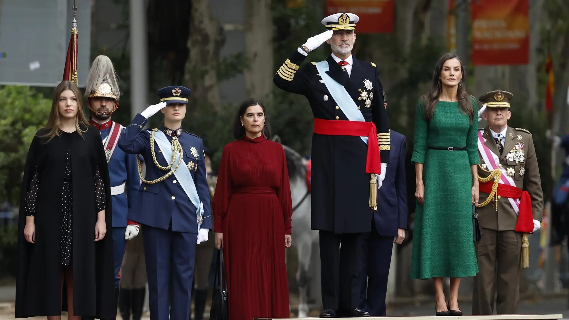 La infanta Sofía reaparece en el Día de la Hispanidad con maxi capa y un vestido de lunares