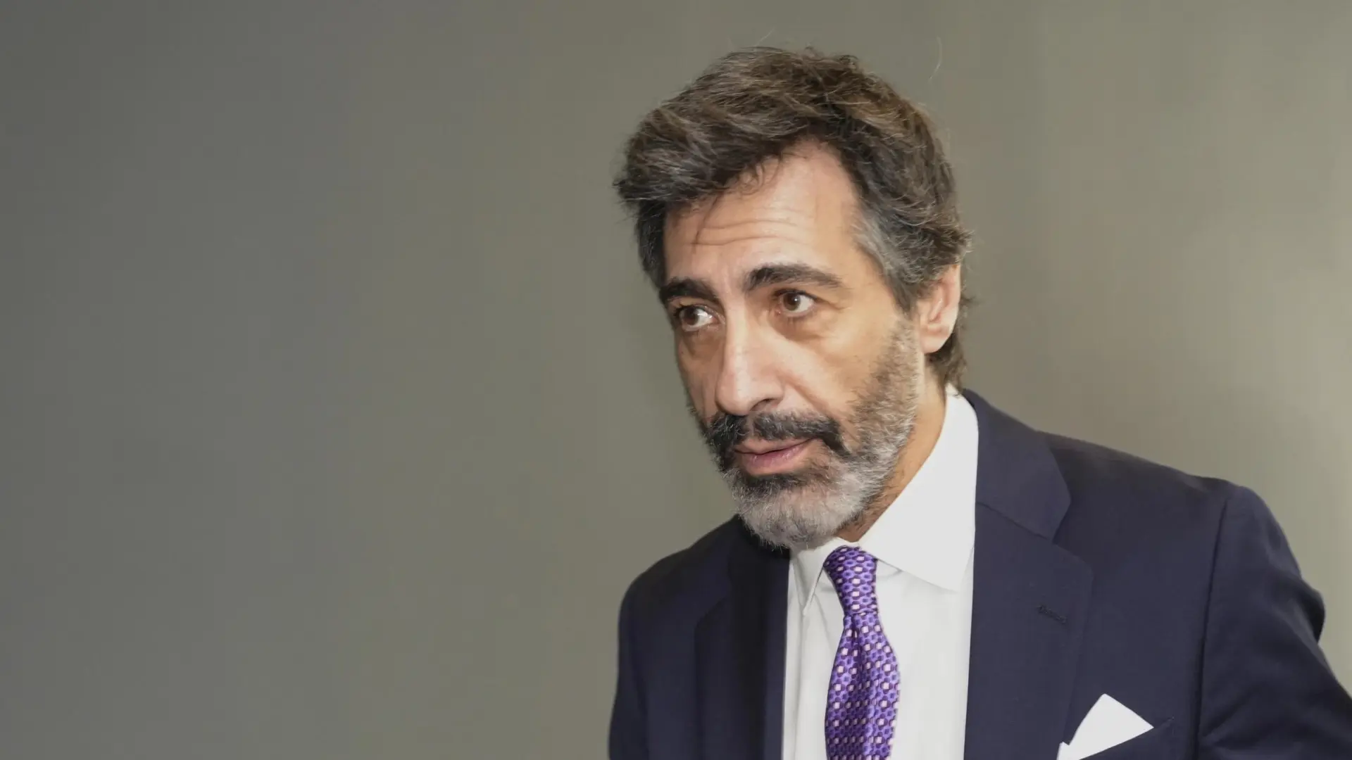 ‘El Hormiguero’의 공동 작업자이자 작가이자 Nuria Roca의 남편이자 2025 Planeta 수상자인 Juan del Val은 누구입니까?