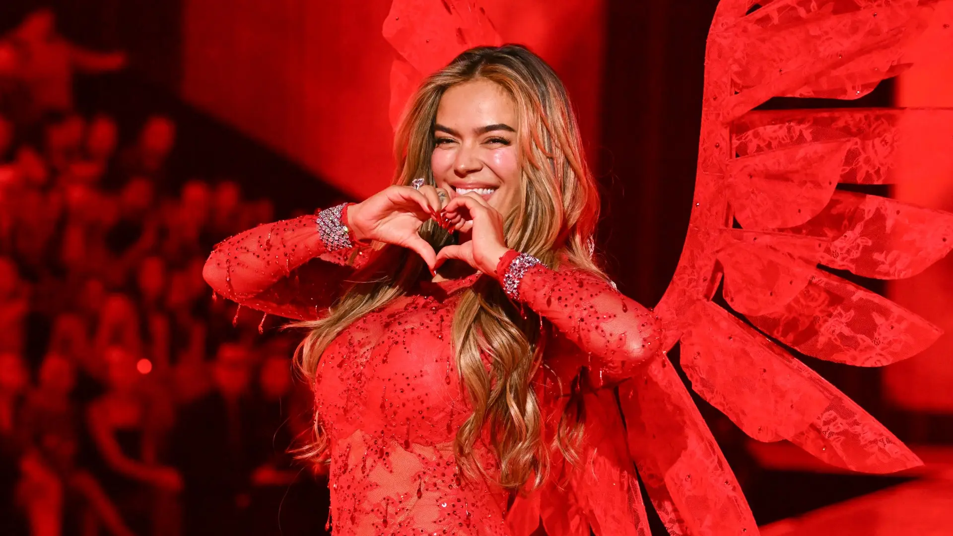 Karol G desfila por primera vez para Victoria's Secret con el 'look' lencero más sensual repleto de transparencias